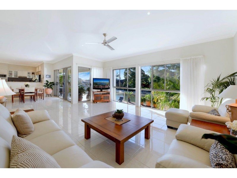 1 Cresta Court, Broadbeach Waters QLD 4218