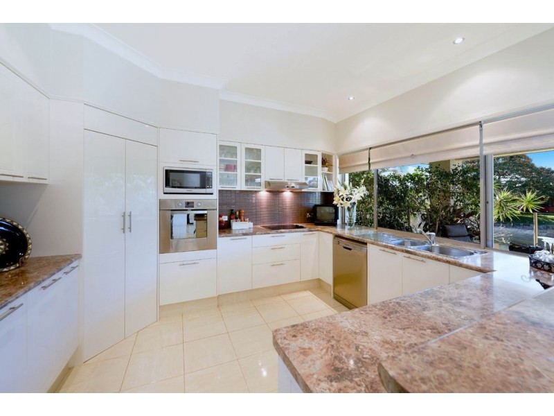 1 Cresta Court, Broadbeach Waters QLD 4218