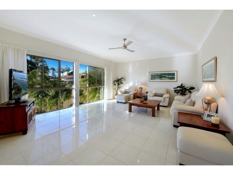 1 Cresta Court, Broadbeach Waters QLD 4218