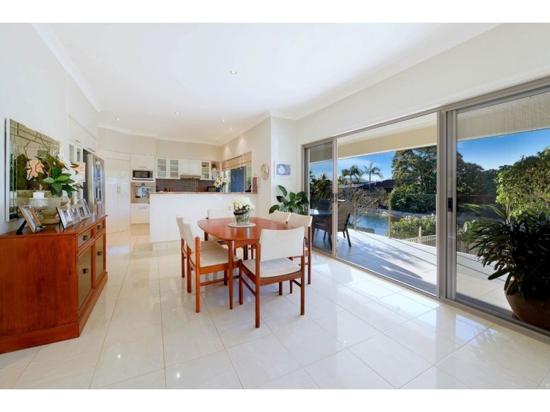 1 Cresta Court, Broadbeach Waters QLD 4218