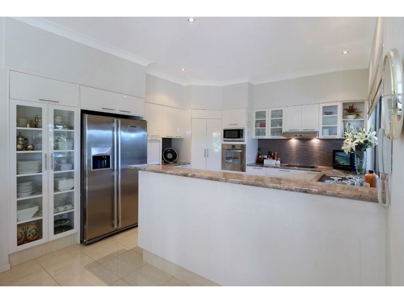 1 Cresta Court, Broadbeach Waters QLD 4218