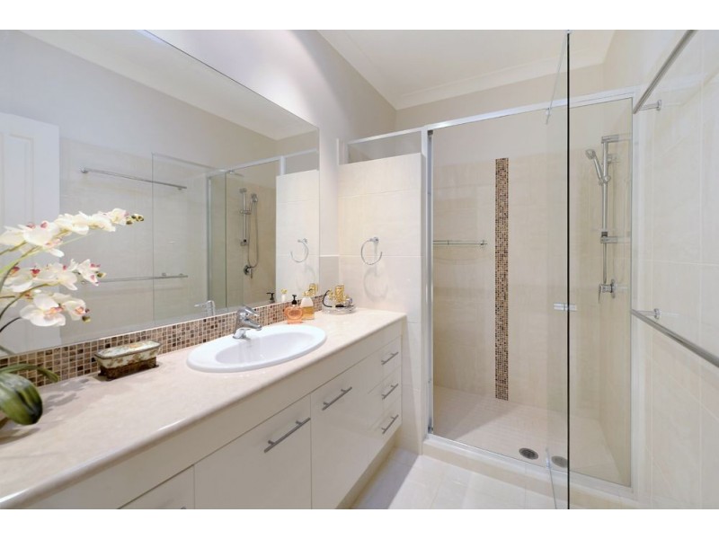 1 Cresta Court, Broadbeach Waters QLD 4218