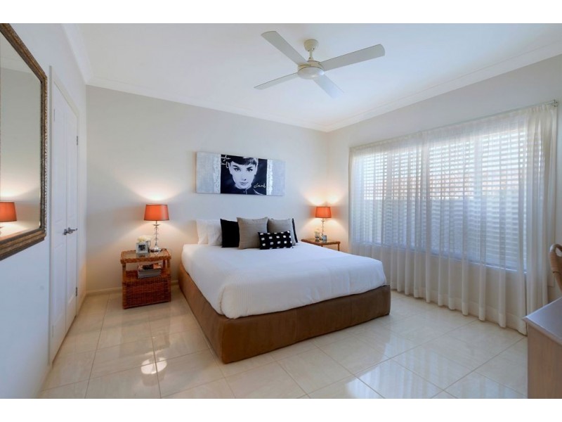 1 Cresta Court, Broadbeach Waters QLD 4218