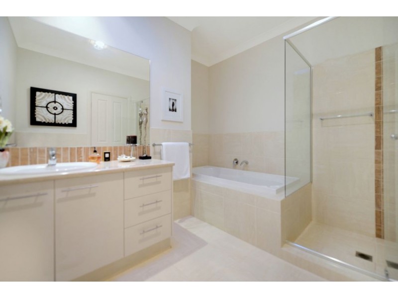 1 Cresta Court, Broadbeach Waters QLD 4218