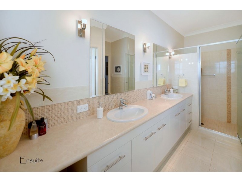 1 Cresta Court, Broadbeach Waters QLD 4218