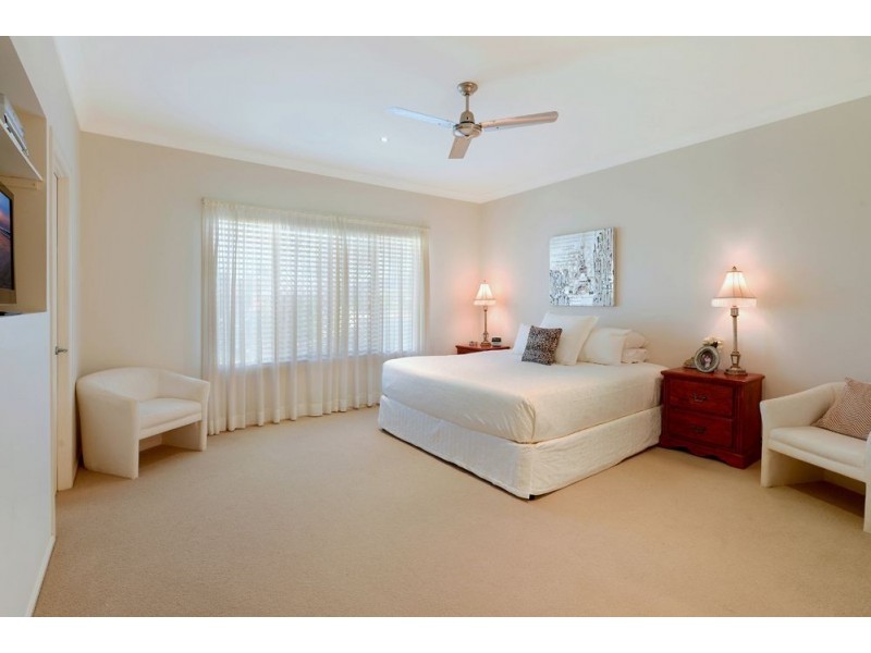 1 Cresta Court, Broadbeach Waters QLD 4218