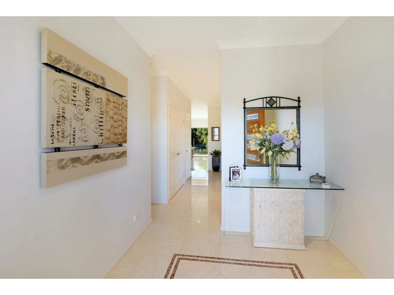 1 Cresta Court, Broadbeach Waters QLD 4218