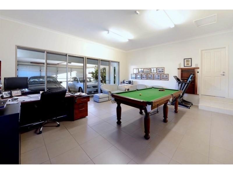 1 Cresta Court, Broadbeach Waters QLD 4218