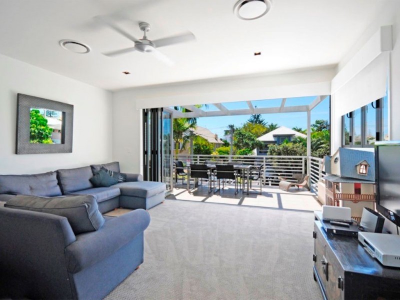 28 Ocean Street, Mermaid Beach QLD 4218