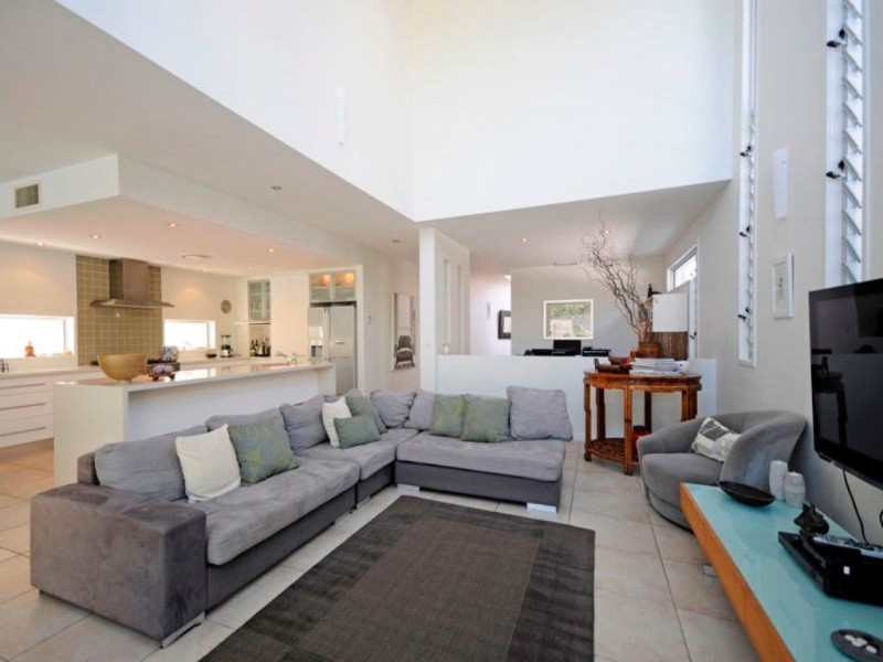 28 Ocean Street, Mermaid Beach QLD 4218