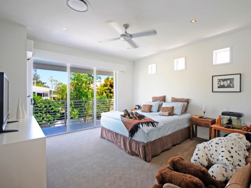 28 Ocean Street, Mermaid Beach QLD 4218