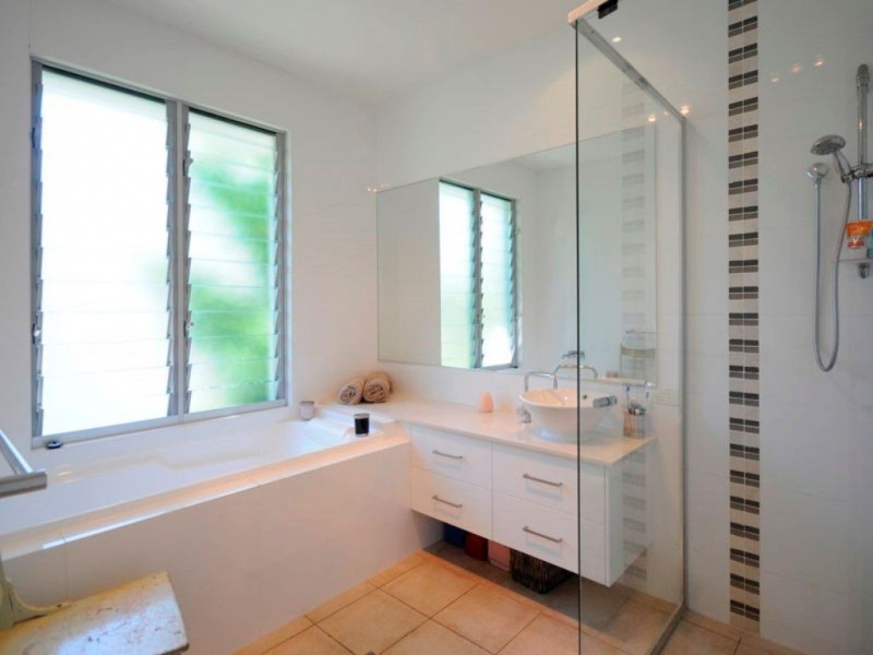 28 Ocean Street, Mermaid Beach QLD 4218