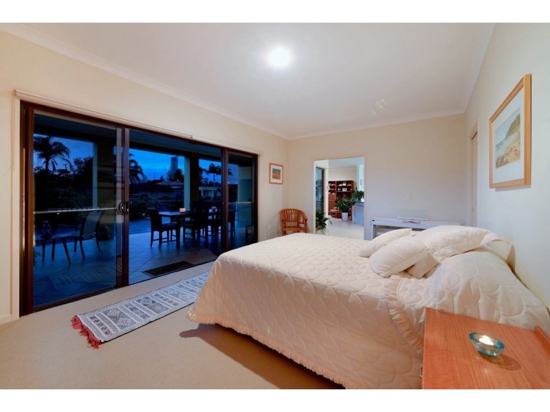 7 Bahia Court, Broadbeach Waters QLD 4218