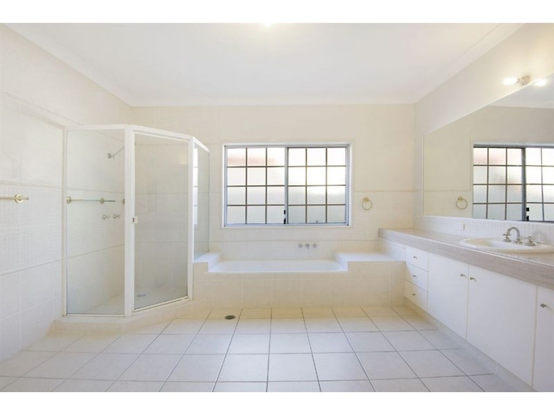 32 Arbuthnot Parade, Benowa Waters QLD 4217
