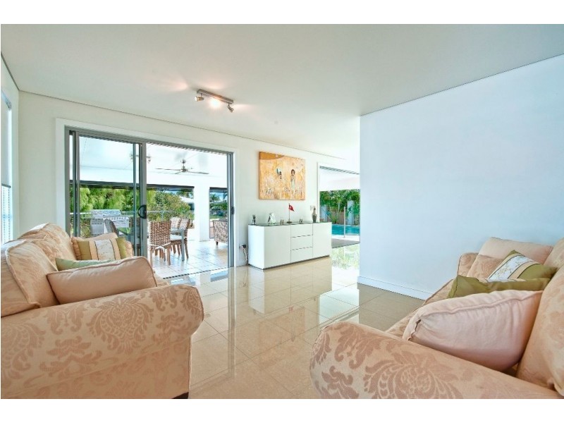37 Beverley Crescent, Broadbeach Waters QLD 4218