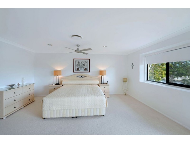 1/125 Santa Cruz Boulevard, Clear Island Waters QLD 4226