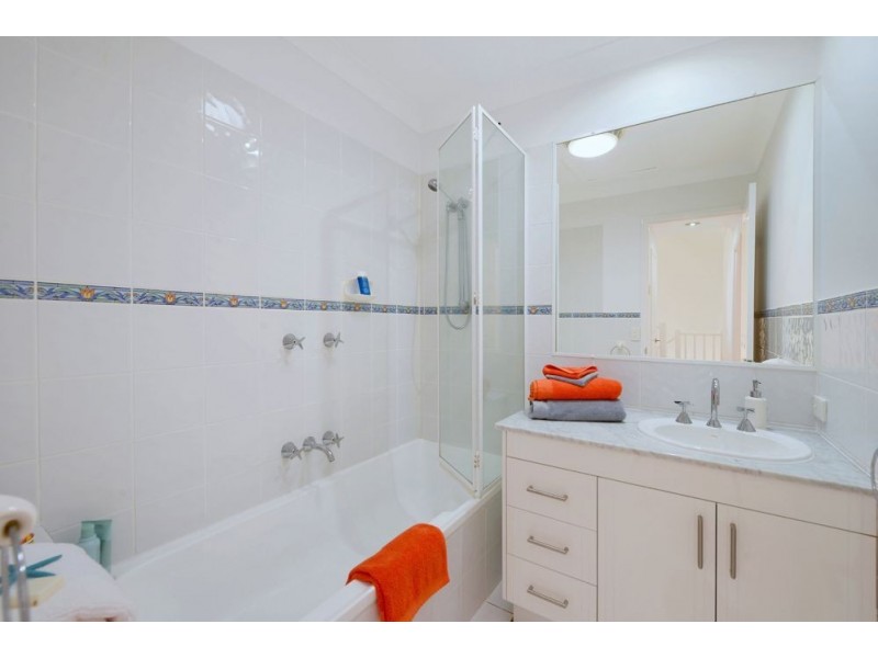 1/125 Santa Cruz Boulevard, Clear Island Waters QLD 4226