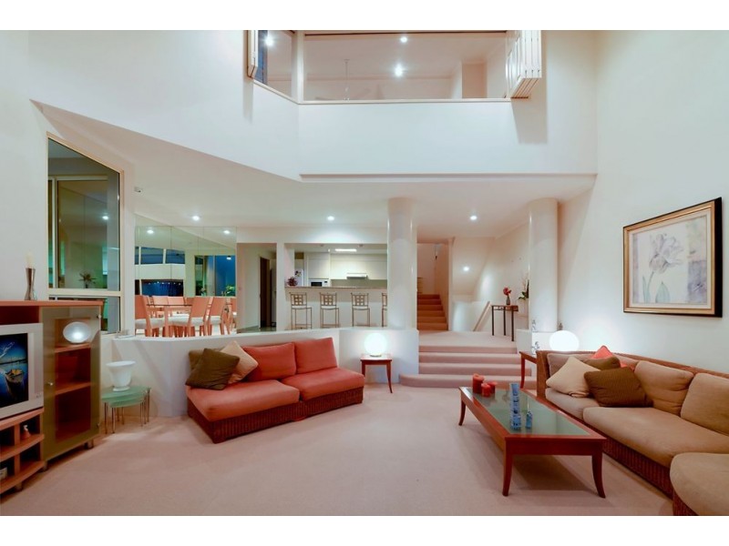 2/125 Santa Cruz Boulevard, Clear Island Waters QLD 4226