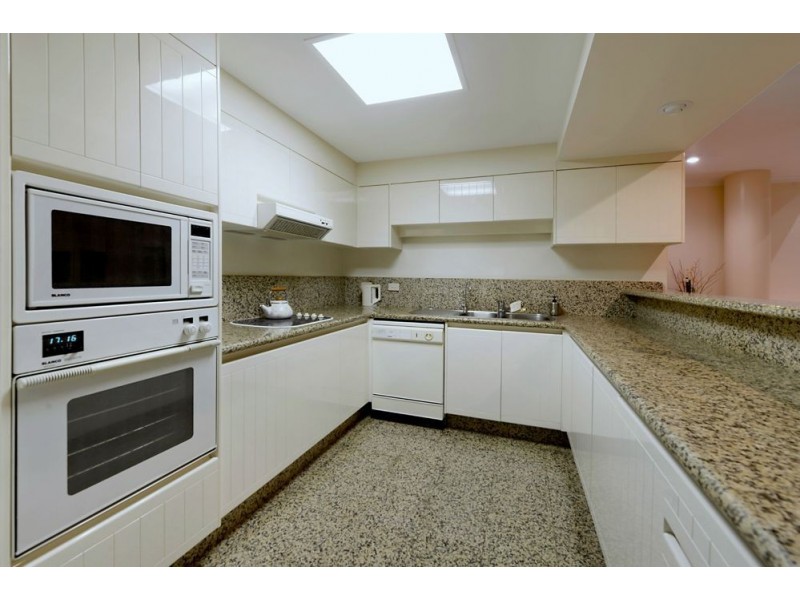 2/125 Santa Cruz Boulevard, Clear Island Waters QLD 4226