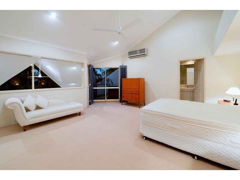 2/125 Santa Cruz Boulevard, Clear Island Waters QLD 4226