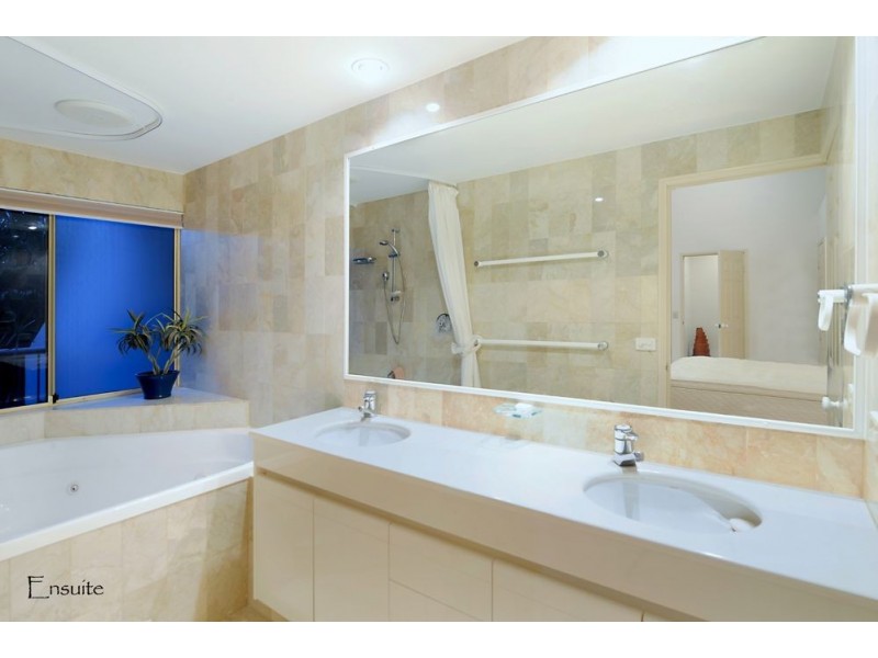 2/125 Santa Cruz Boulevard, Clear Island Waters QLD 4226