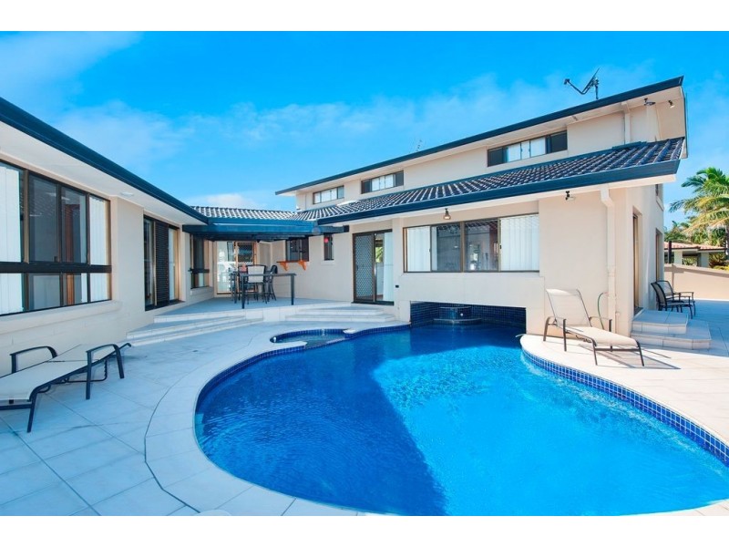 32 Daru Avenue, Runaway Bay QLD 4216