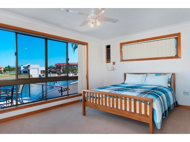 32 Daru Avenue, Runaway Bay QLD 4216