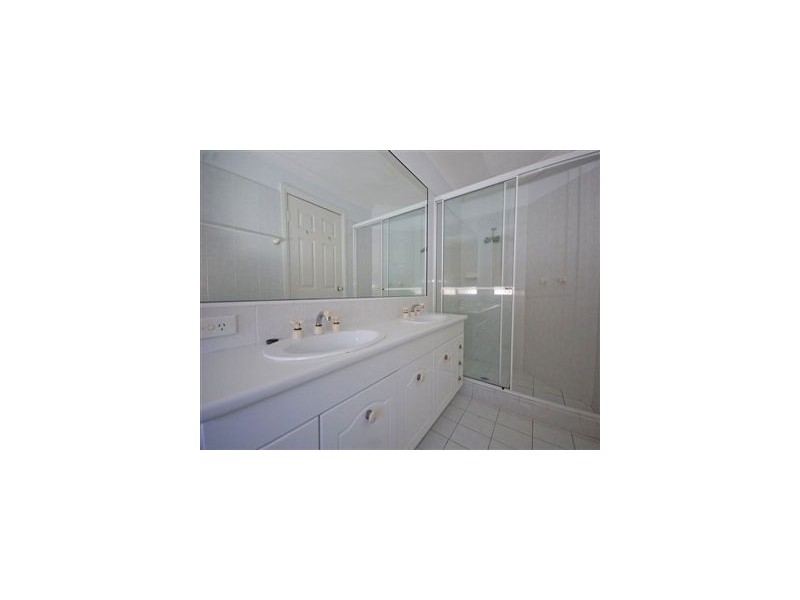 3 Cheviot Close, Benowa QLD 4217