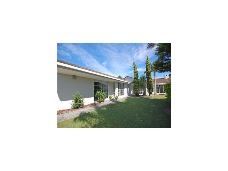 3 Cheviot Close, Benowa QLD 4217