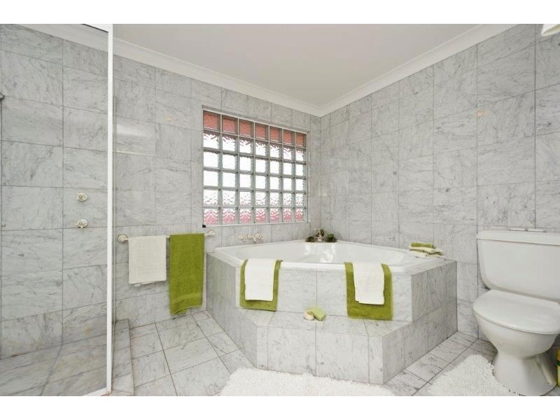 63 Pebble Beach Dr, Runaway Bay QLD 4216