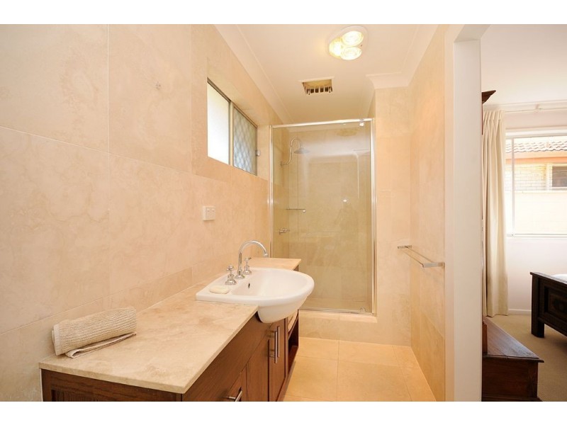 19 St Andrews Avenue, Isle Of Capri QLD 4217