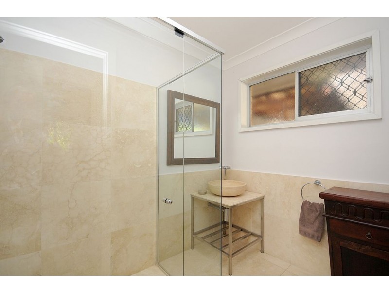 19 St Andrews Avenue, Isle Of Capri QLD 4217