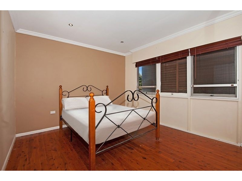 34 Cooleroo Crescent, Southport QLD 4215