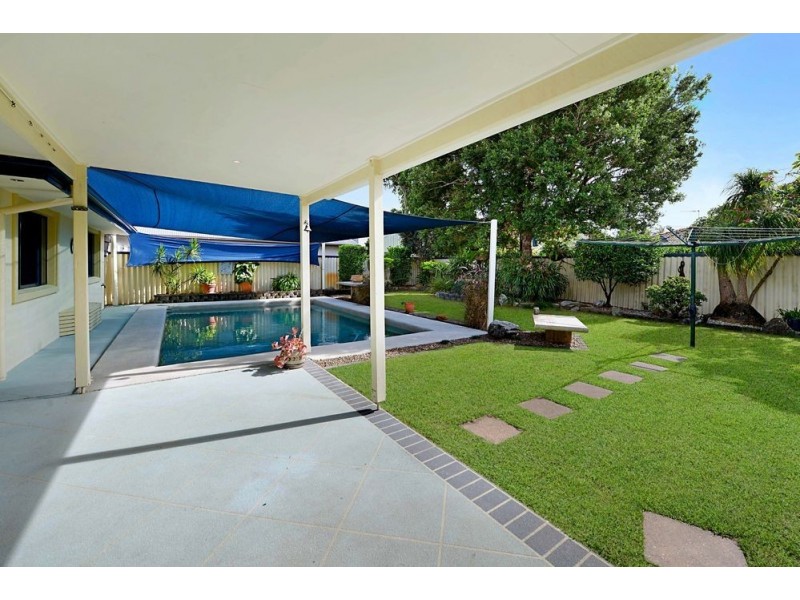 25 Drake Ave, Paradise Point QLD 4216