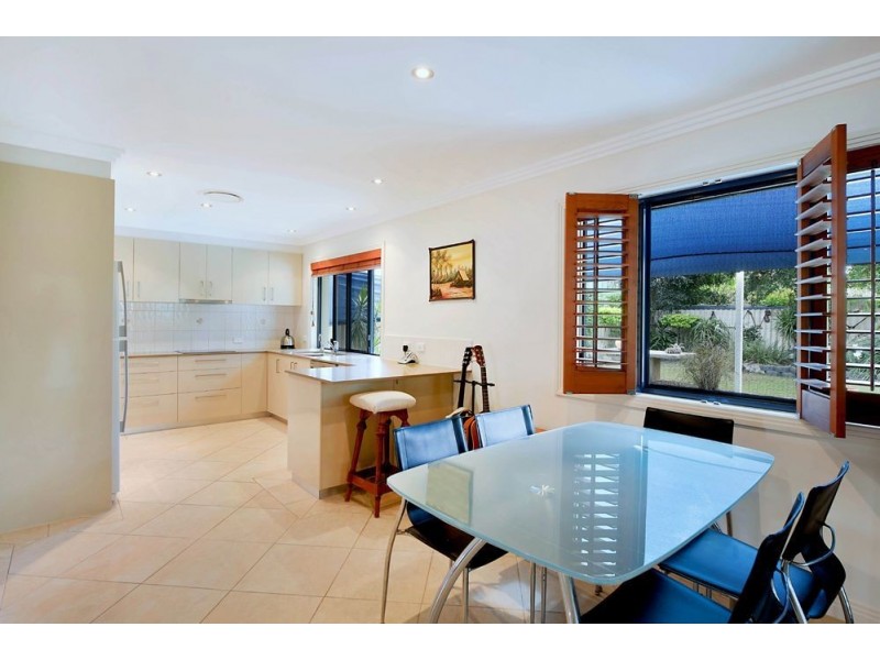 25 Drake Ave, Paradise Point QLD 4216