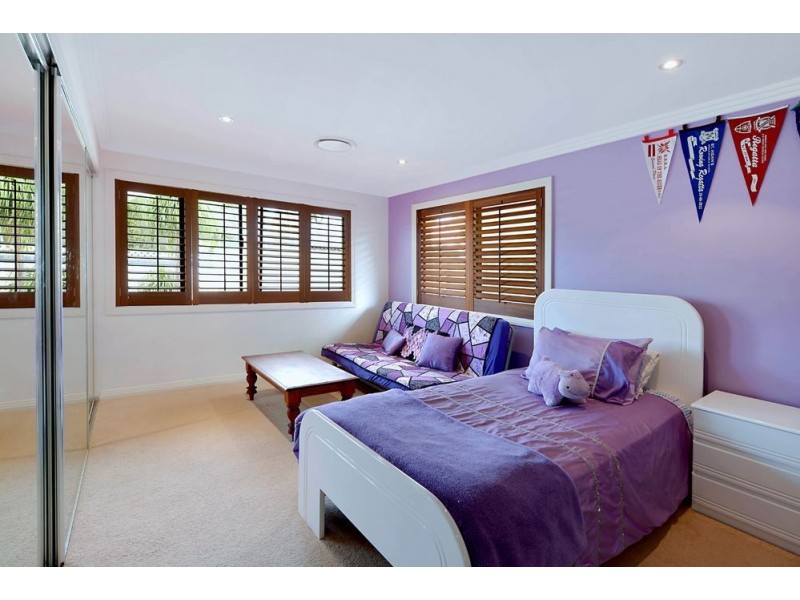 25 Drake Ave, Paradise Point QLD 4216