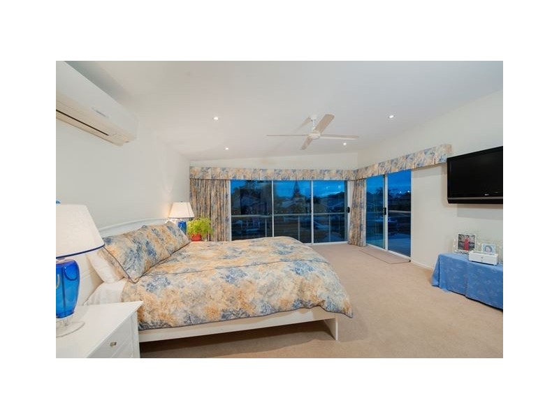 95 Pebble Beach Drive, Runaway Bay QLD 4216