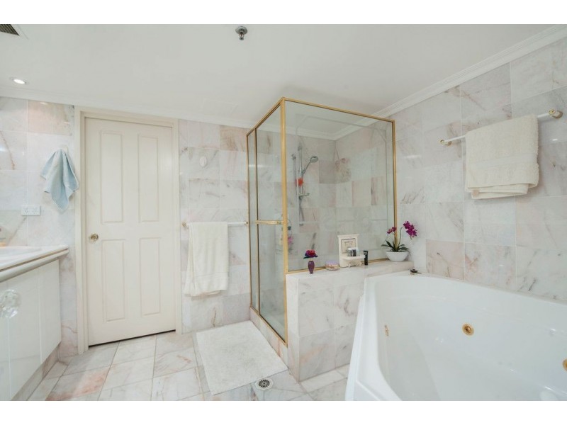 15A/5 Bayview St, Runaway Bay QLD 4216