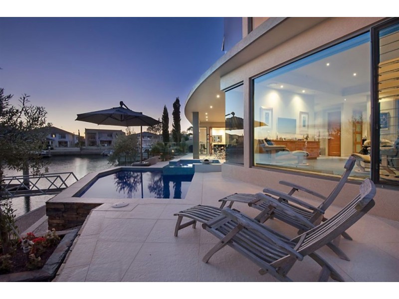 11 Kensington Mews, Sovereign Islands QLD 4216