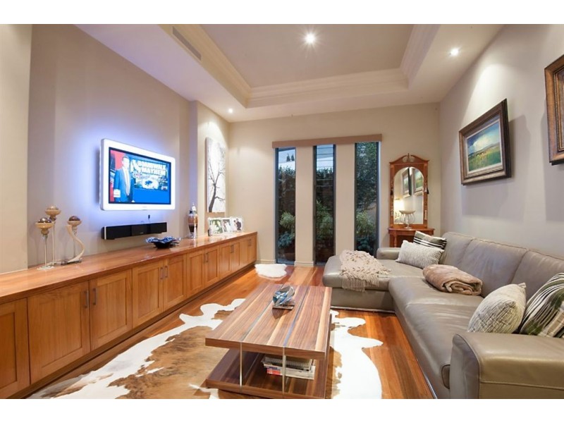 11 Kensington Mews, Sovereign Islands QLD 4216