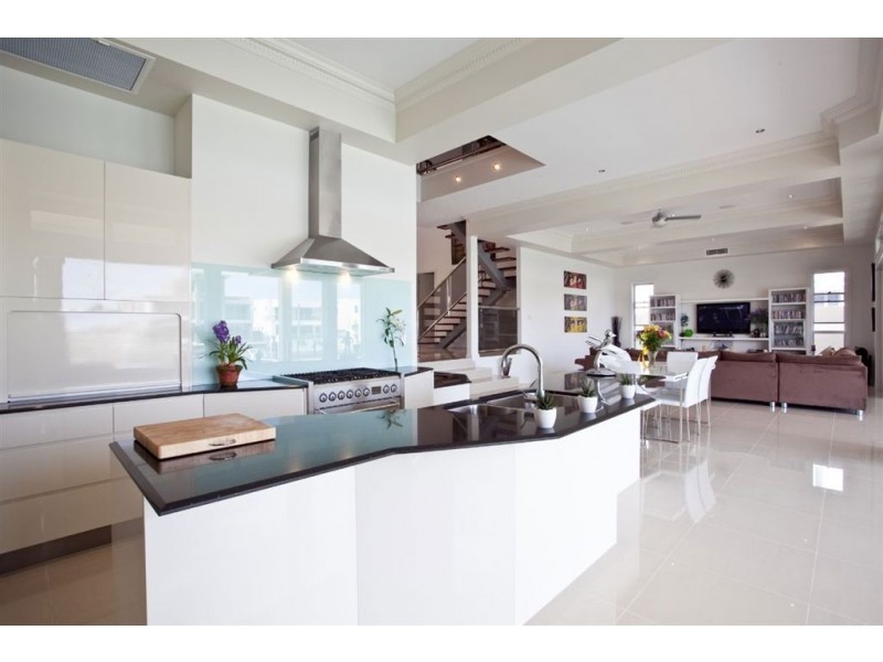 32 Knightsbridge Parade West, Sovereign Islands QLD 4216