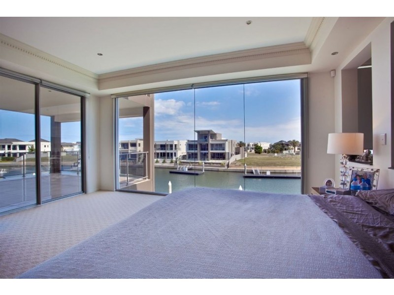 32 Knightsbridge Parade West, Sovereign Islands QLD 4216