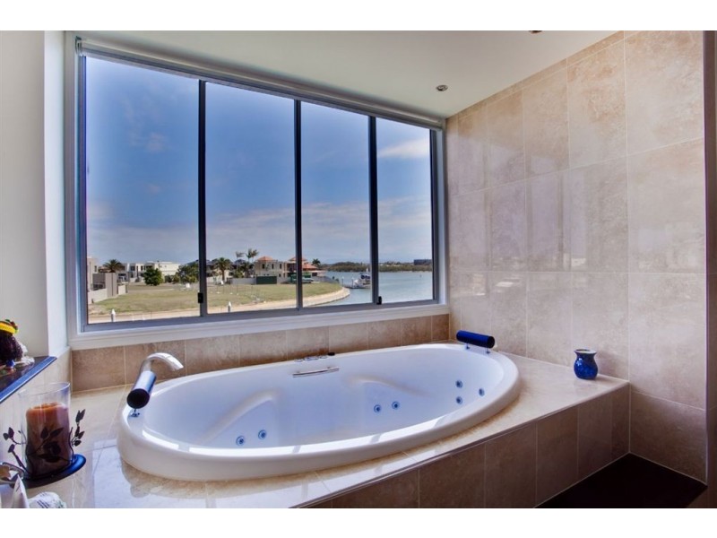 32 Knightsbridge Parade West, Sovereign Islands QLD 4216