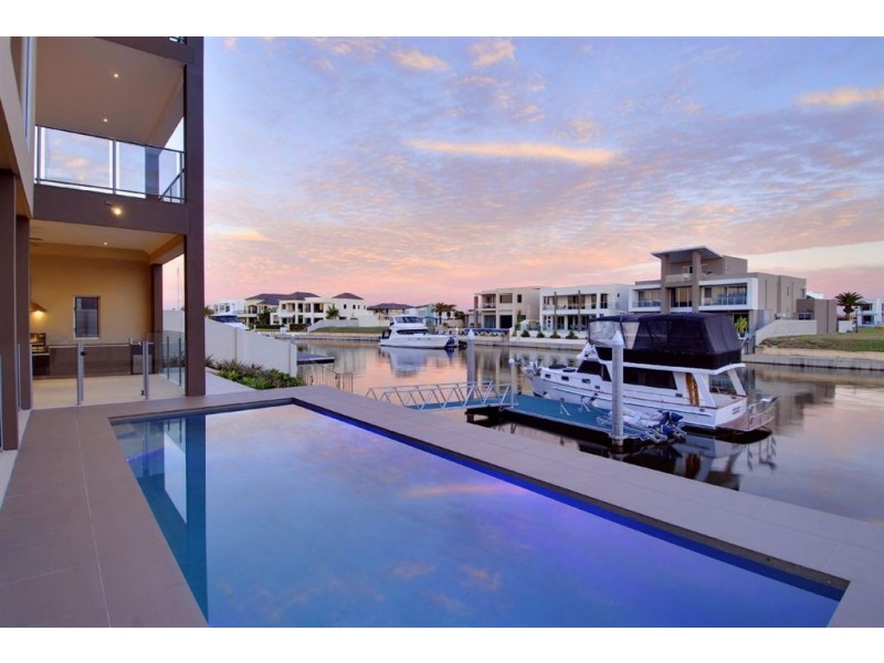 32 Knightsbridge Parade West, Sovereign Islands QLD 4216