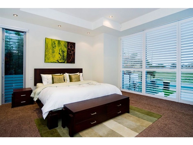 74 Royal Albert Crescent, Sovereign Islands QLD 4216