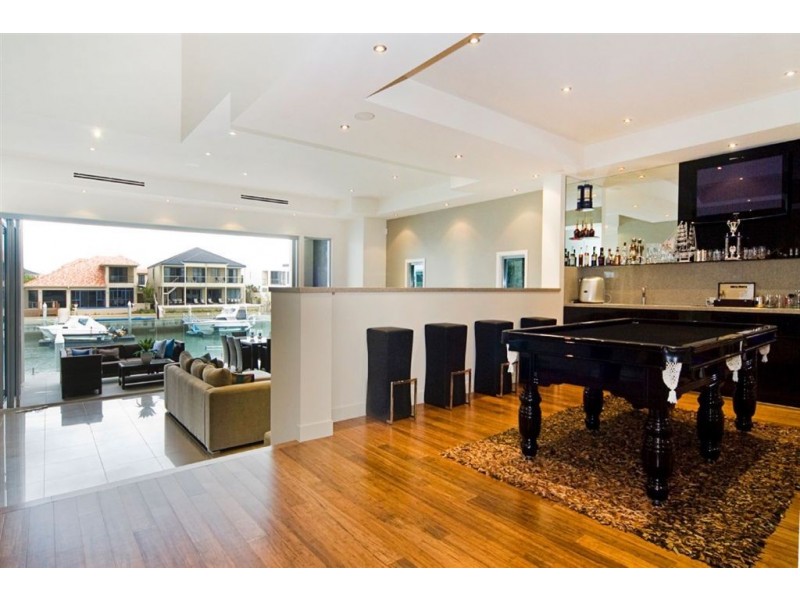 74 Royal Albert Crescent, Sovereign Islands QLD 4216