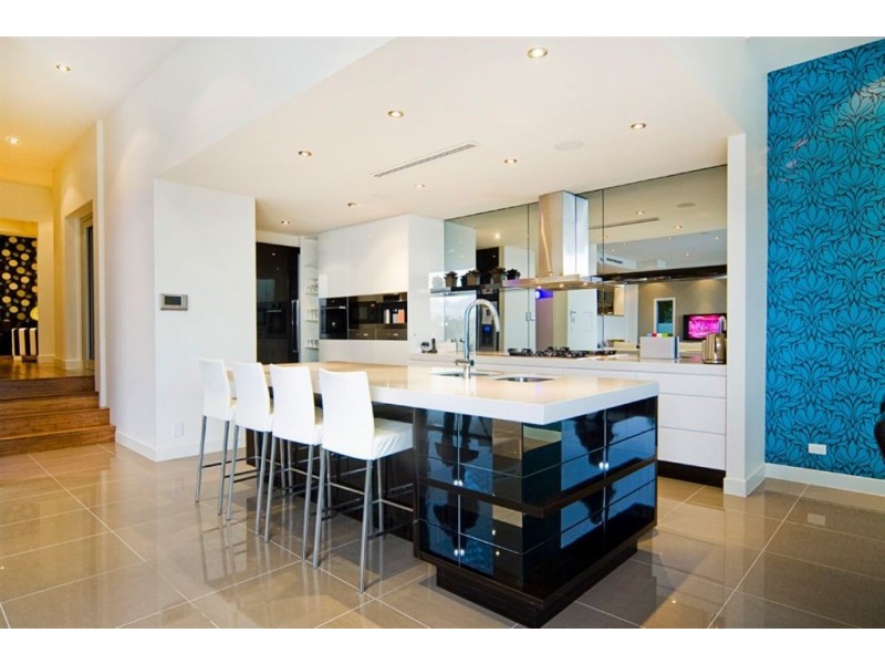 74 Royal Albert Crescent, Sovereign Islands QLD 4216