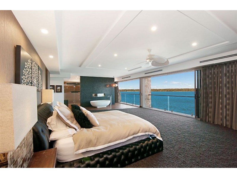 3 Parklane Terrace, Sovereign Islands QLD 4216