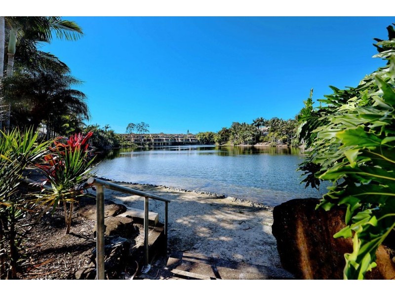 125 Santa Cruz Boulevard, Clear Island Waters QLD 4226