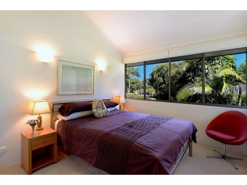 125 Santa Cruz Boulevard, Clear Island Waters QLD 4226